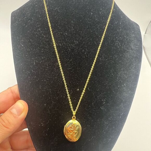Elegant Gold Locket Necklace - Picture 1 of 6